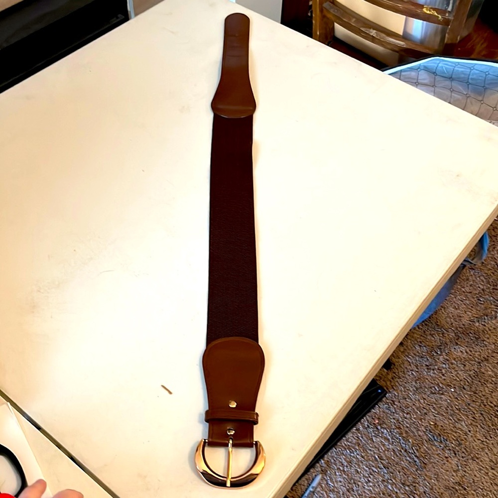 Women’s Decretive Belt, Stretches in the Middle, Brown, Good Condition